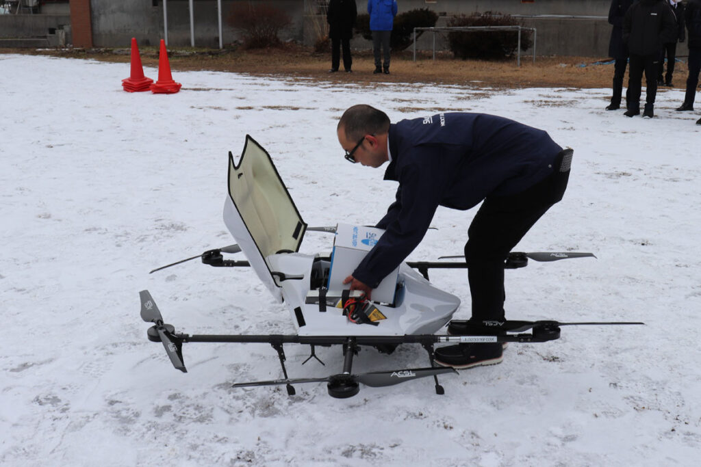 物流専用ドローン「AirTruck」岩泉ヨーグルトや日本酒を入れた専用箱を搭載する様子